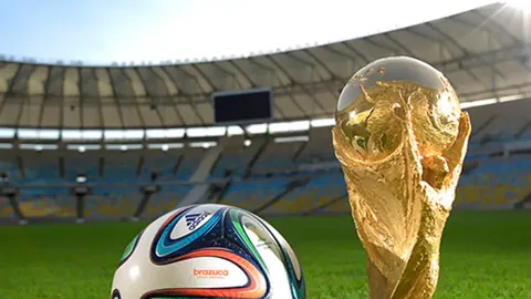 “洛杉矶德比战火箭，东契奇轻松过申京获掌声，二次运球引网友热议？”